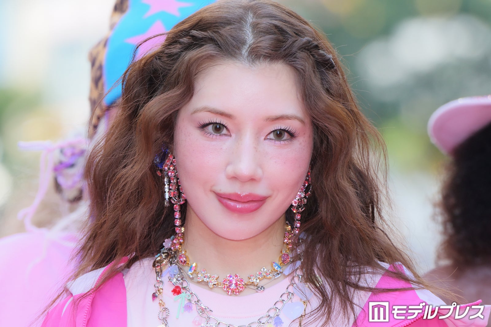 仲里依紗、妹・れいなと渋谷で姉妹ランウェイ 37歳の誕生日に10代からの夢実現「やっと叶った」