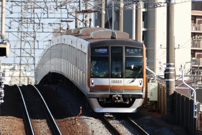 東上線をまたいで和光市駅に到着する有楽町線の電車