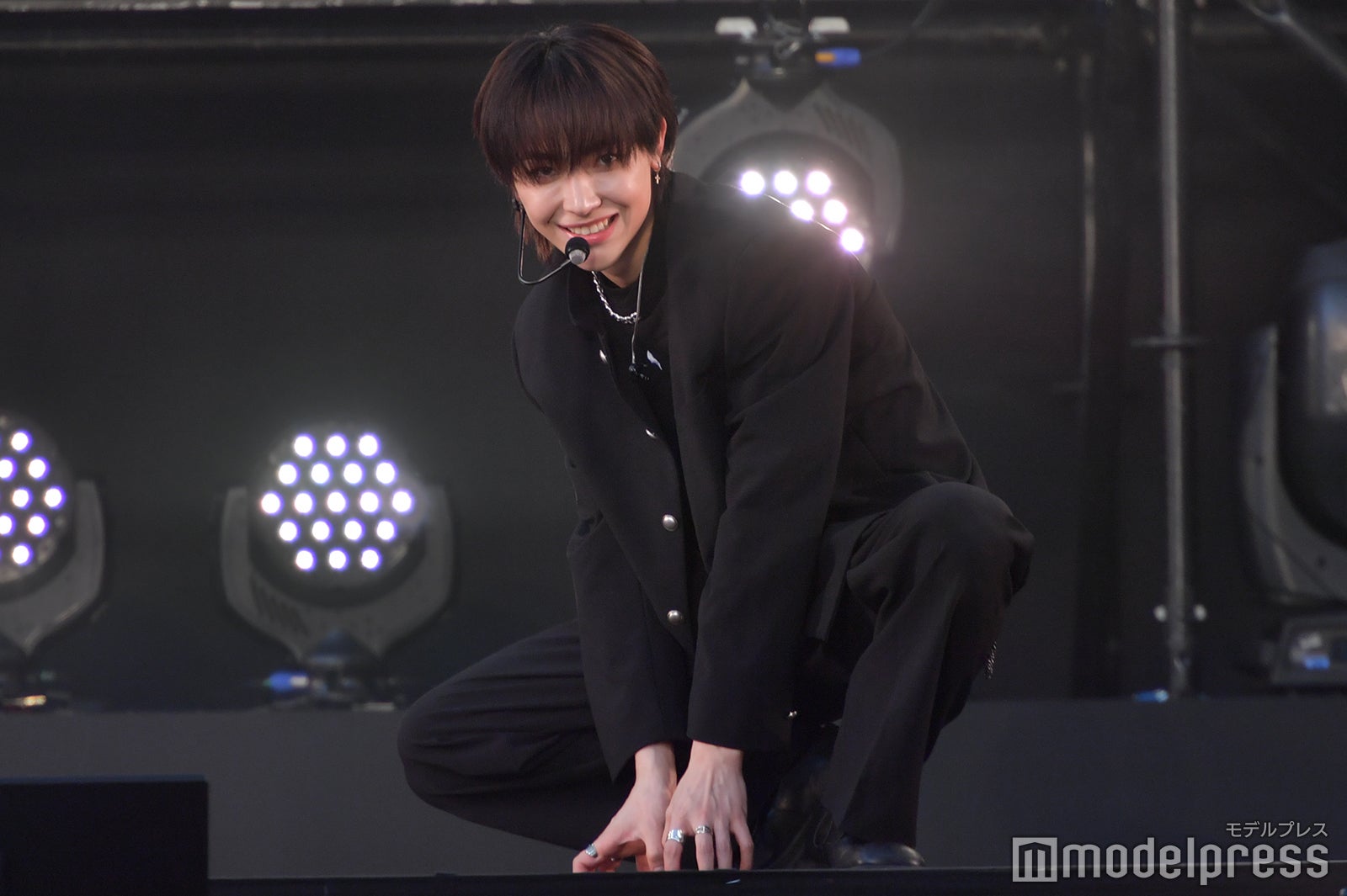 狼ポーズをするNICHOLAS／&TEAM（C）モデルプレス