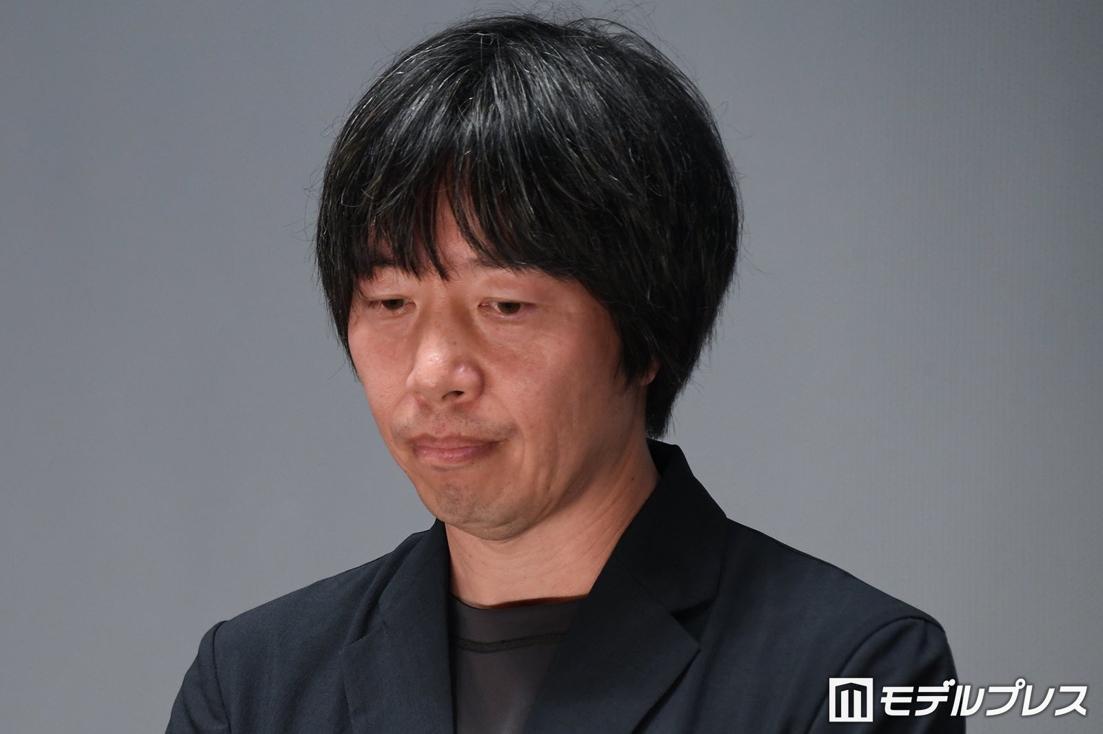 岸枢宇己監督（C）モデルプレス