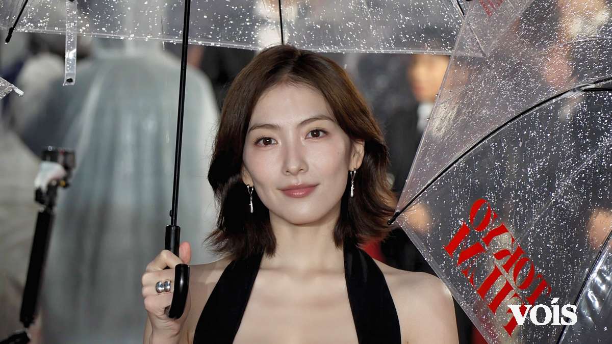 知英、雨のTIFFで魅せた大人の気品 デコルテ映える洗練ドレスで魅了