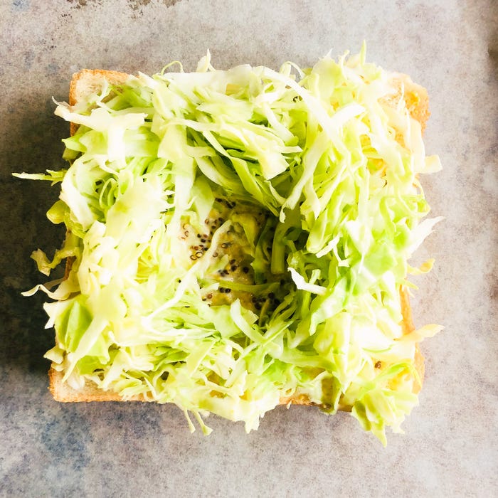 手順3:食パンにマヨネーズ、粒マスタードを塗り、千切りキャベツをのせる/画像提供:柏原歩