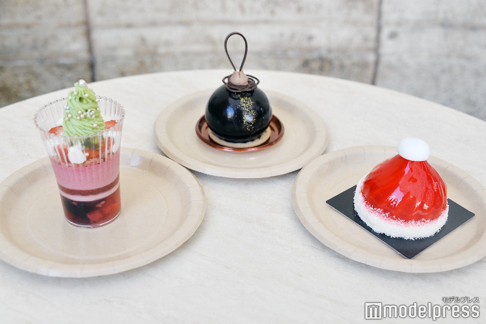 （左）クリスマス・パフェ～ベリー＆ピスタチオ～￥900（中）ムース・オ・ショコラ～オランジェ＆カルダモン～￥950（右）サンタクロース～キャラメル＆ラズベリー～￥900（C）モデルプレス