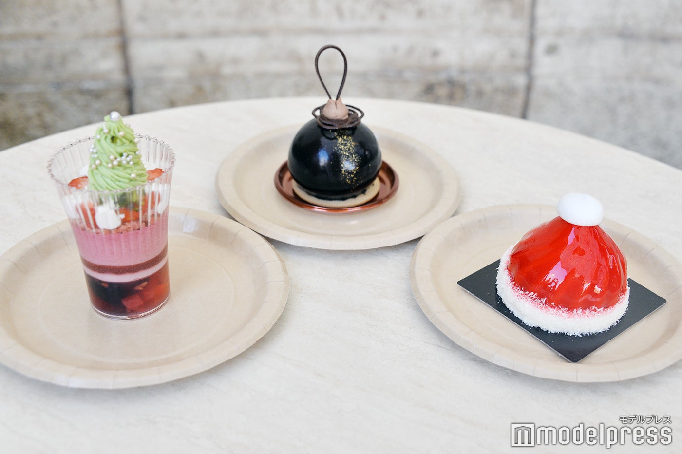 (左)クリスマス・パフェ~ベリー&ピスタチオ~¥900(中)ムース・オ・ショコラ~オランジェ&カルダモン~¥950(右)サンタクロース~キャラメル&ラズベリー~¥900(C)モデルプレス