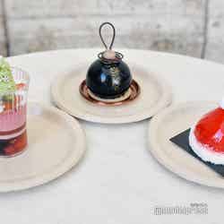 (左)クリスマス・パフェ~ベリー&ピスタチオ~¥900(中)ムース・オ・ショコラ~オランジェ&カルダモン~¥950(右)サンタクロース~キャラメル&ラズベリー~¥900(C)モデルプレス