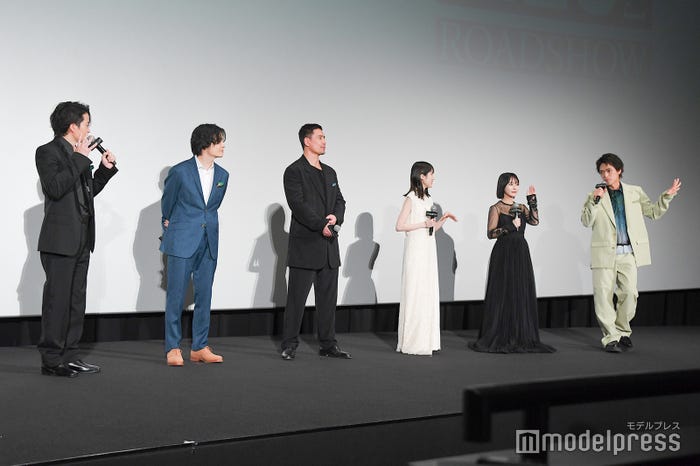 原嘉孝のネタバレ禁止トークに共演者が聞き入る/菊池風磨、岡山天音、伊藤英明、福本莉子、田中美久、原嘉孝(C)モデルプレス