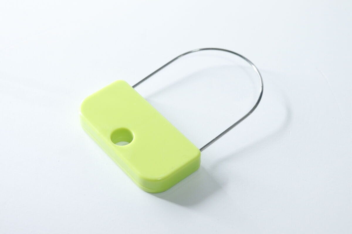 白い背景に緑色のキウイ皮むき器がクローズアップされている