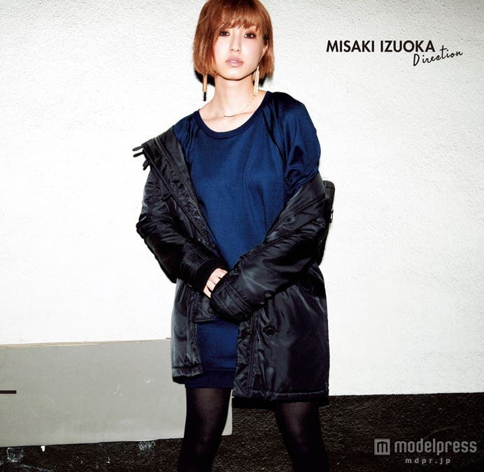 トレンドのロイヤルブルーでクールに決めて/モデル:出岡美咲