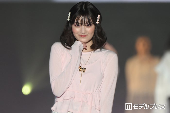 鶴嶋乃愛、ミニスカで美脚スラリ キュートな表情に釘付け【TGC熊本2024】