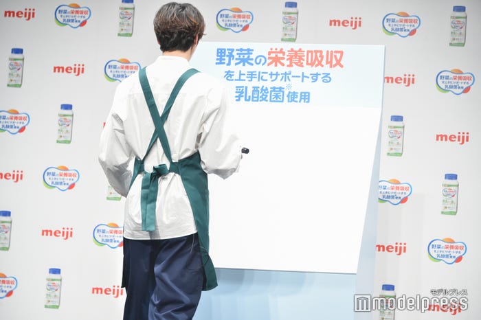 ボードにメッセージを書く小関裕太(C)モデルプレス