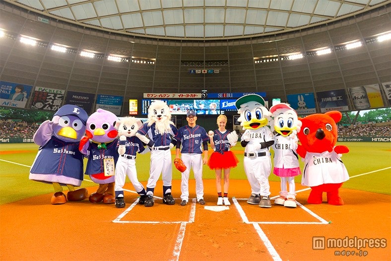 Ami、高橋朋己投手らと記念撮影