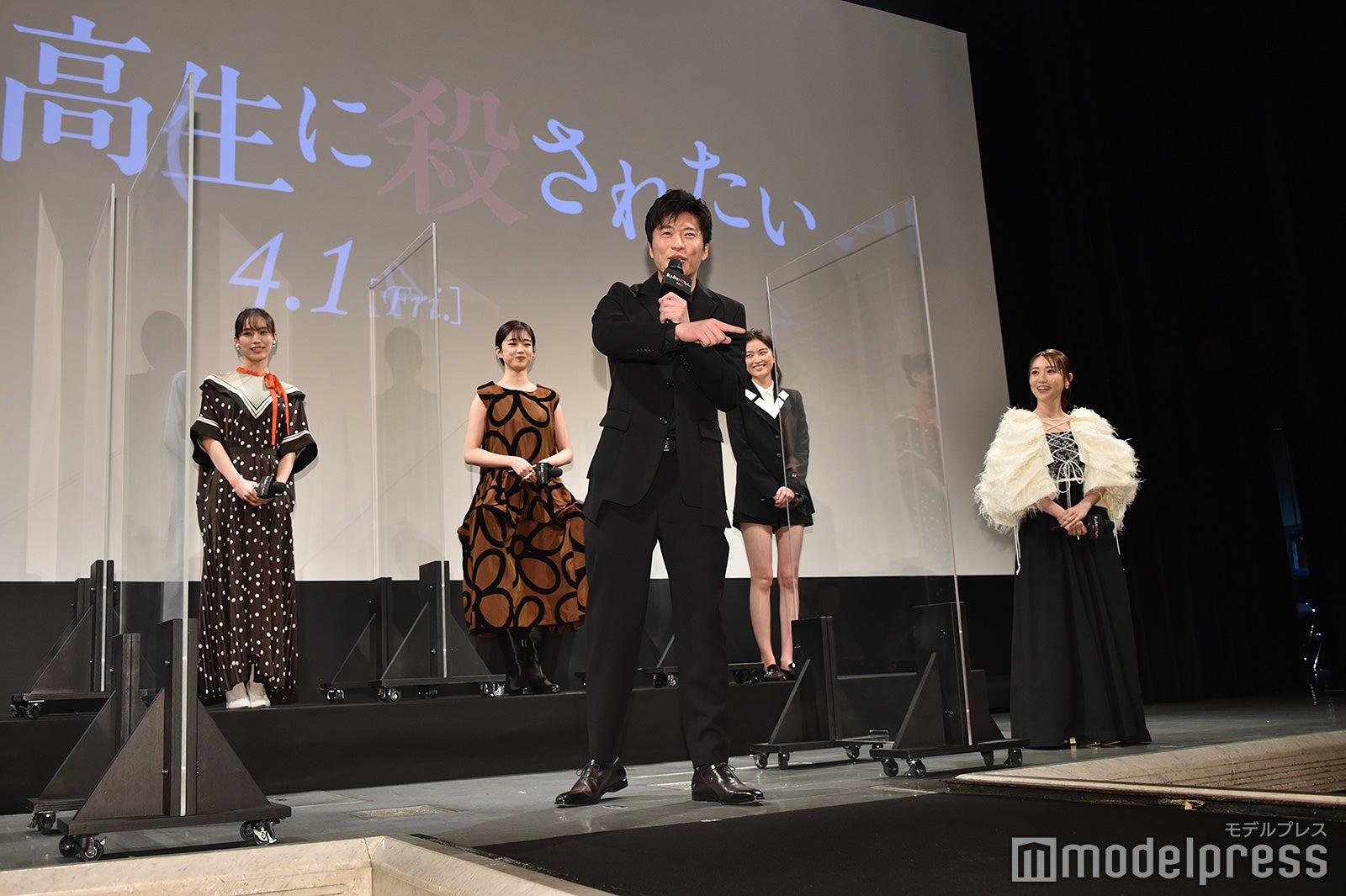 会場の花道が気になる田中圭（C）モデルプレス