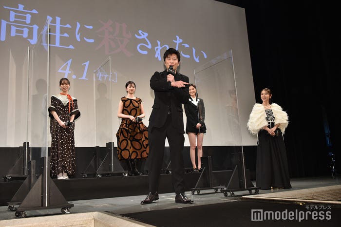 会場の花道が気になる田中圭(C)モデルプレス