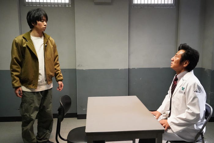 櫻井翔、津田寛治/「大病院占拠」第7話 (C)日本テレビ