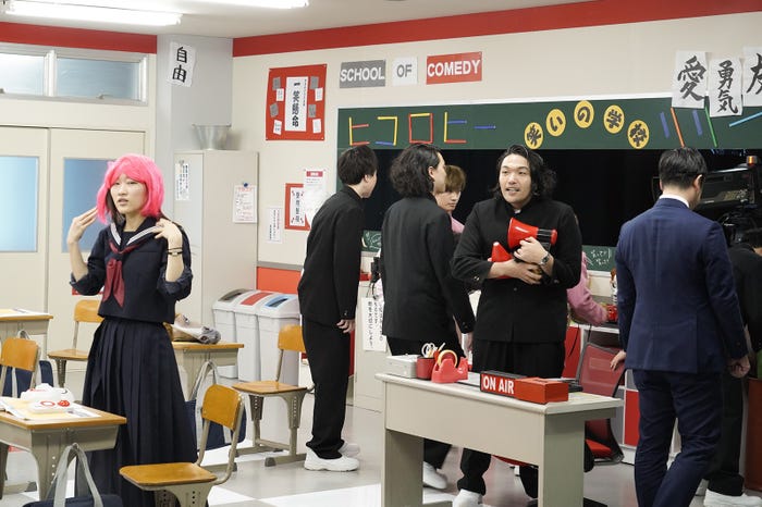 ヒコロヒー、リリー、粗品、藤原丈一郎、盛山晋太郎、辻岡義堂アナウンサー(C)日本テレビ