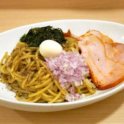 煮干しのうまみがたっぷり! 昼しかやらない、大行列の「煮干しパスタ専門店」とは?