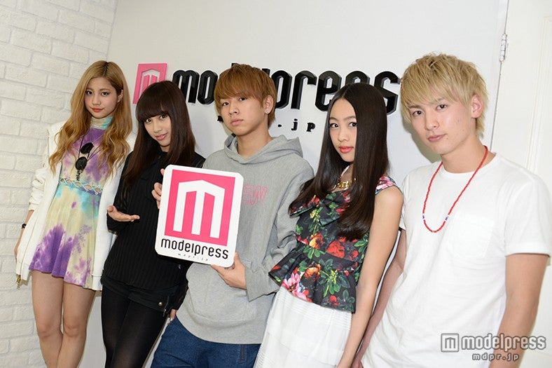 lol（エルオーエル）がモデルプレスを訪問／左から：hibiki、honoka、佐藤友祐、moca、小見山直人