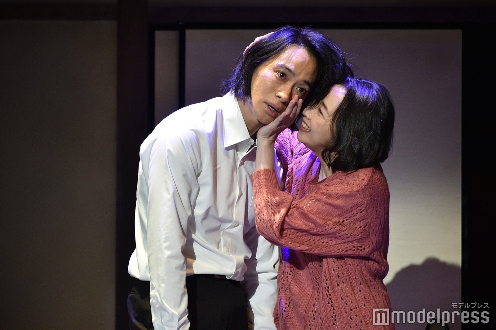 涙を流す戸塚祥太、高橋由美子（C）モデルプレス