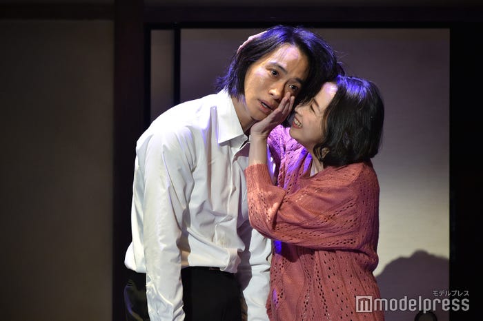 涙を流す戸塚祥太、高橋由美子(C)モデルプレス