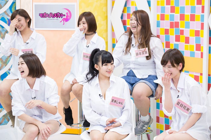 「モデルプレスナイト」生放送の様子