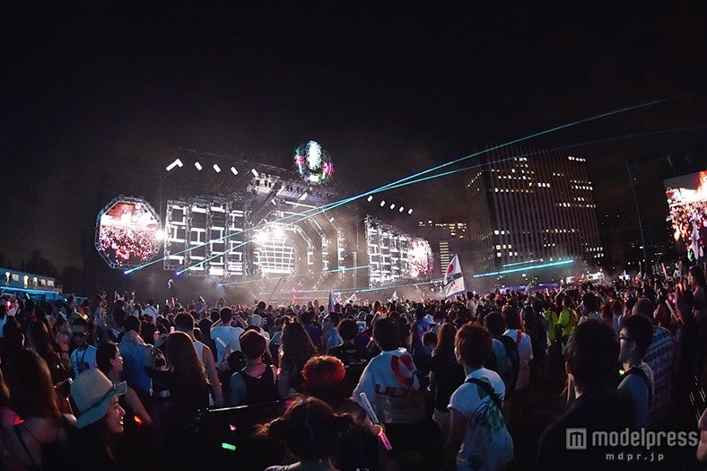 DJ SNAKE、夜の「ULTRA JAPAN」で迫力プレイ　会場が揺れ動く盛り上がり【モデルプレス】