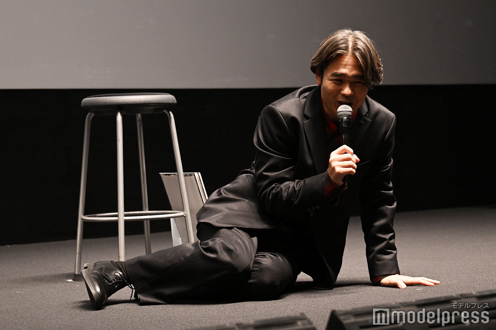 西畑大吾が撮影でボコボコにされて倒れている姿が「可愛かった」と言う品川ヒロシ監督（C）モデルプレス