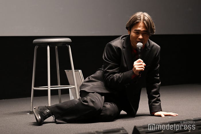 西畑大吾が撮影でボコボコにされて倒れている姿が「可愛かった」と言う品川ヒロシ監督(C)モデルプレス