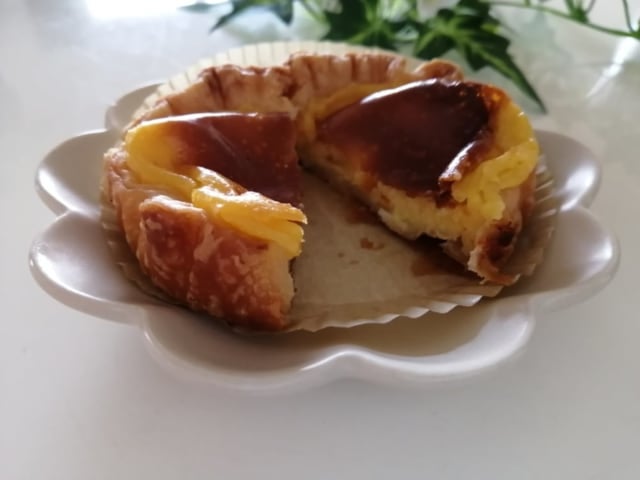 ローソンエッグタルト切ったところ