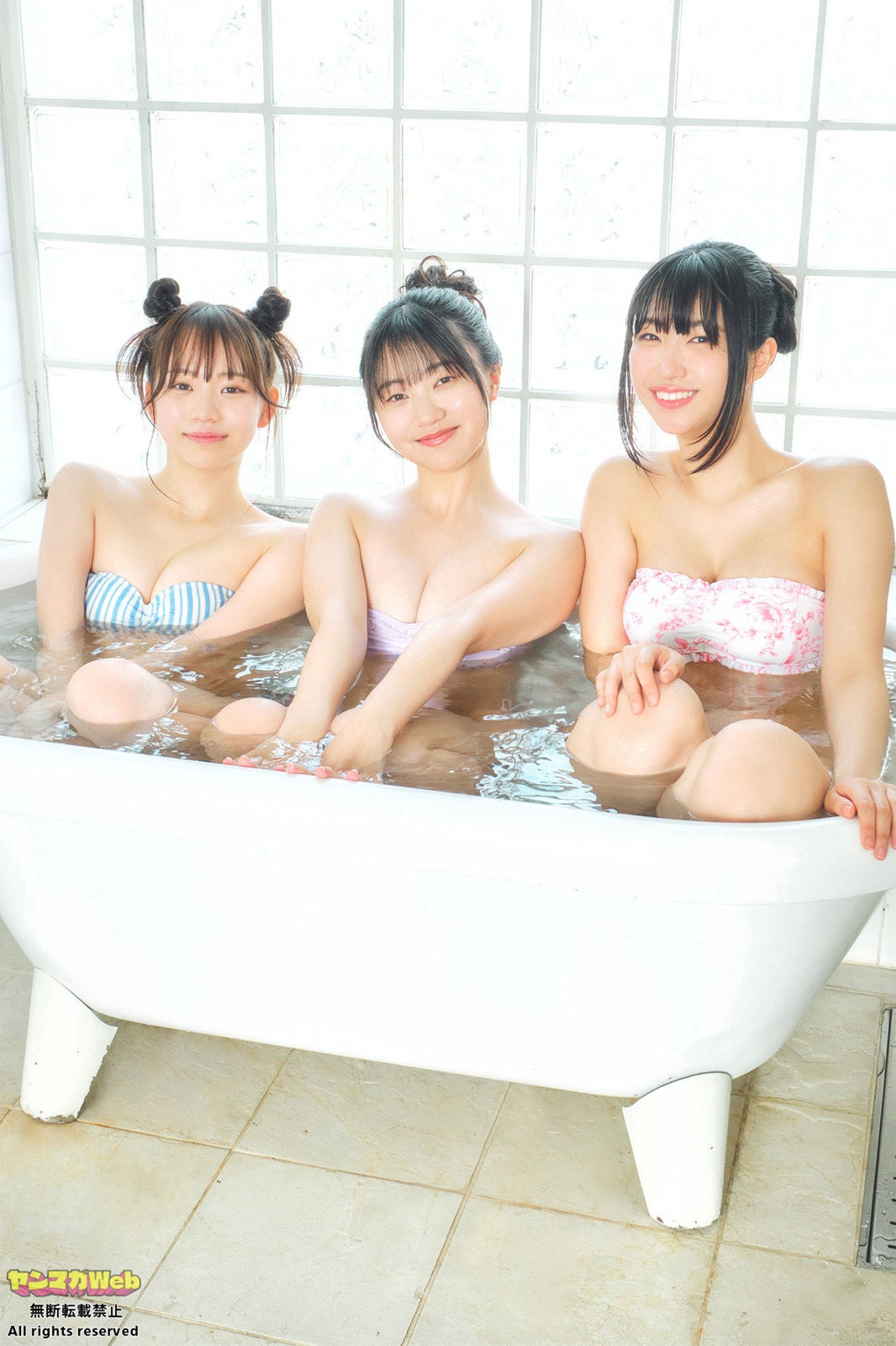 「ミスマガジン2022」瑚々・咲田ゆな・藤本沙羅、ふっくらバスト際立つ密着入浴ショット