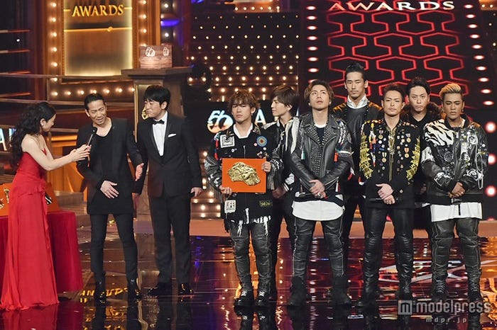 激励に駆けつけたHIRO(左から2番目)