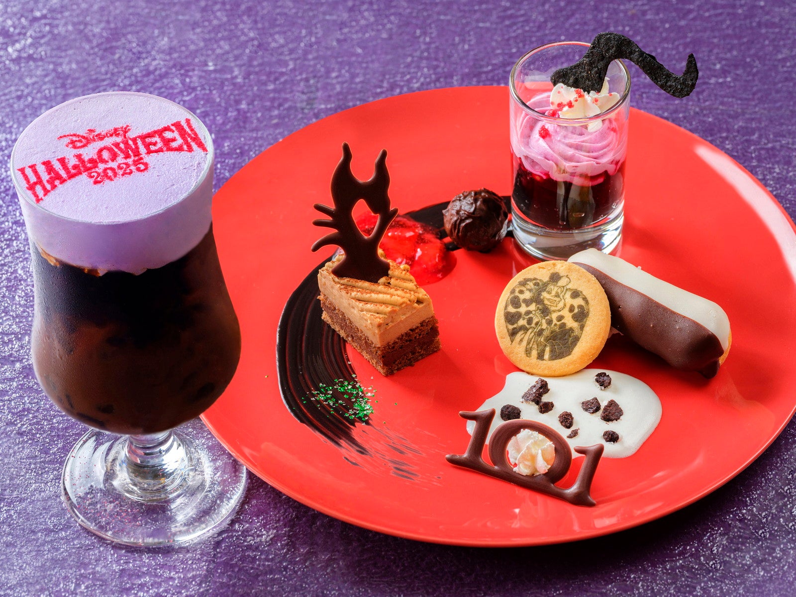 スペシャルデザートセット 2,280円※14:00‐17:00の販売（C）Disney