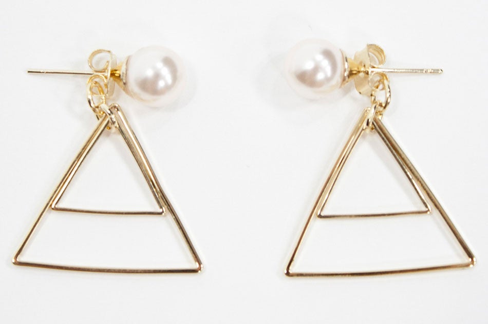 ダブルトライアングルパールピアス「DEPARTMENT」1,188円（税込）／画像提供：DEPARTMENT