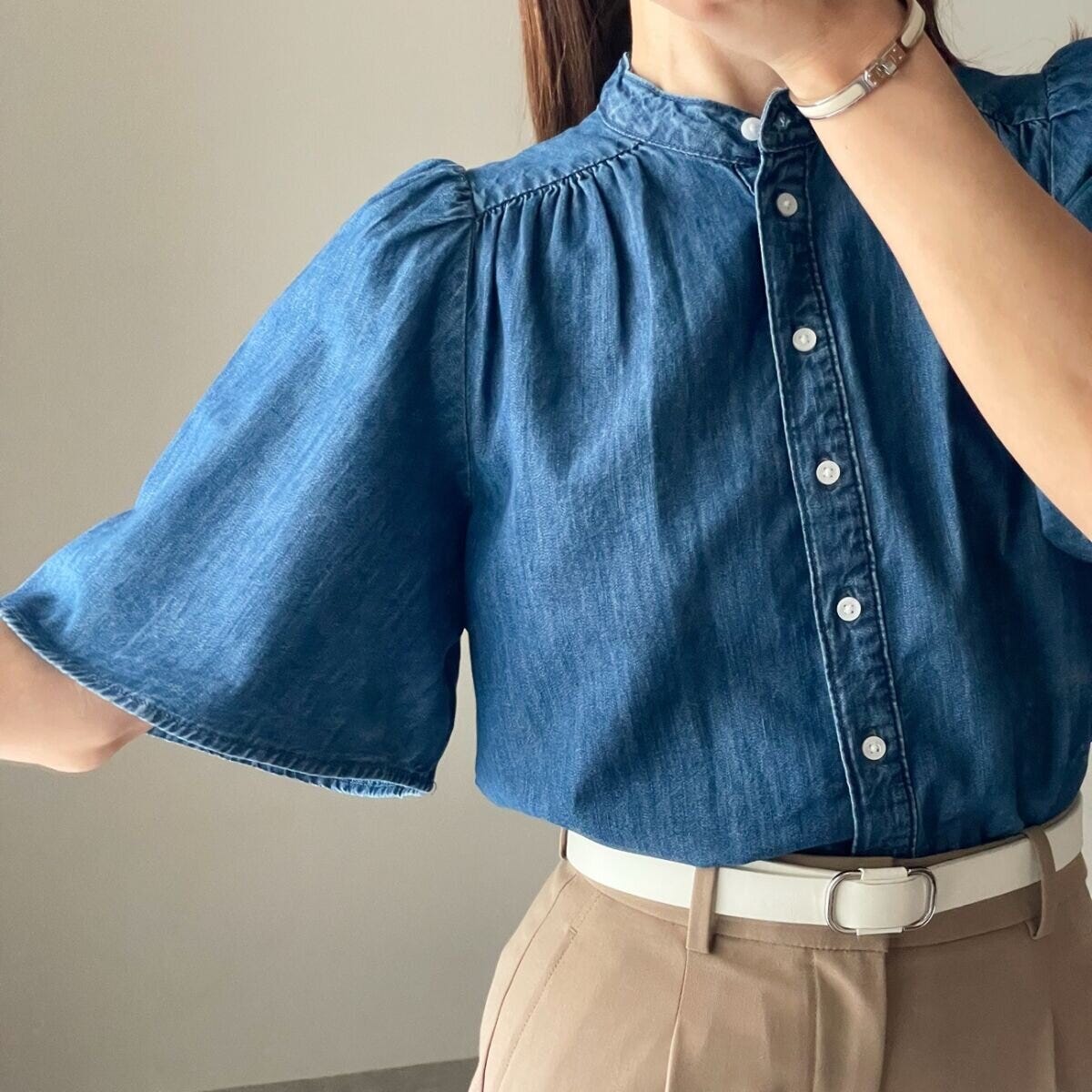 H＆M　デニムブラウス　ギャザーとパフスリーブのディテールアップ