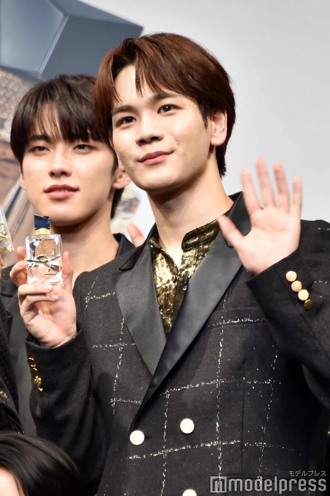 手を振る豆原一成 （C）モデルプレス