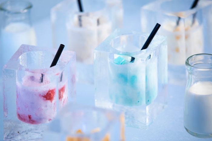 氷のBooks＆Cafe　氷のラテ／画像提供：星野リゾート