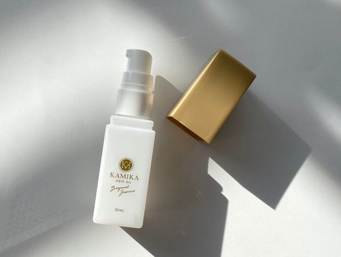 手のひらにすっぽり収まるサイズ感で、やわらかな印象のパッケージ