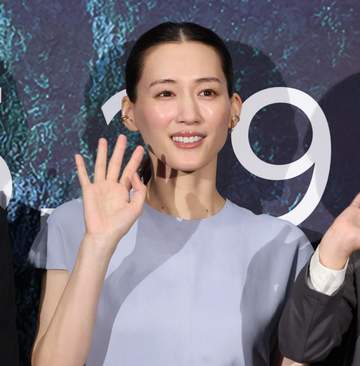 可憐な顔とギャップ凄っ！綾瀬はるか41歳 舞台挨拶、後ろ向いたら美ドレスから！ これは鍛えてる！トップ女優の姿に驚き