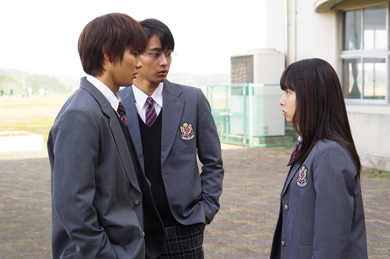 野村周平、佐藤寛太、桜井日奈子／「僕の初恋をキミに捧ぐ」第1話より（C）テレビ朝日