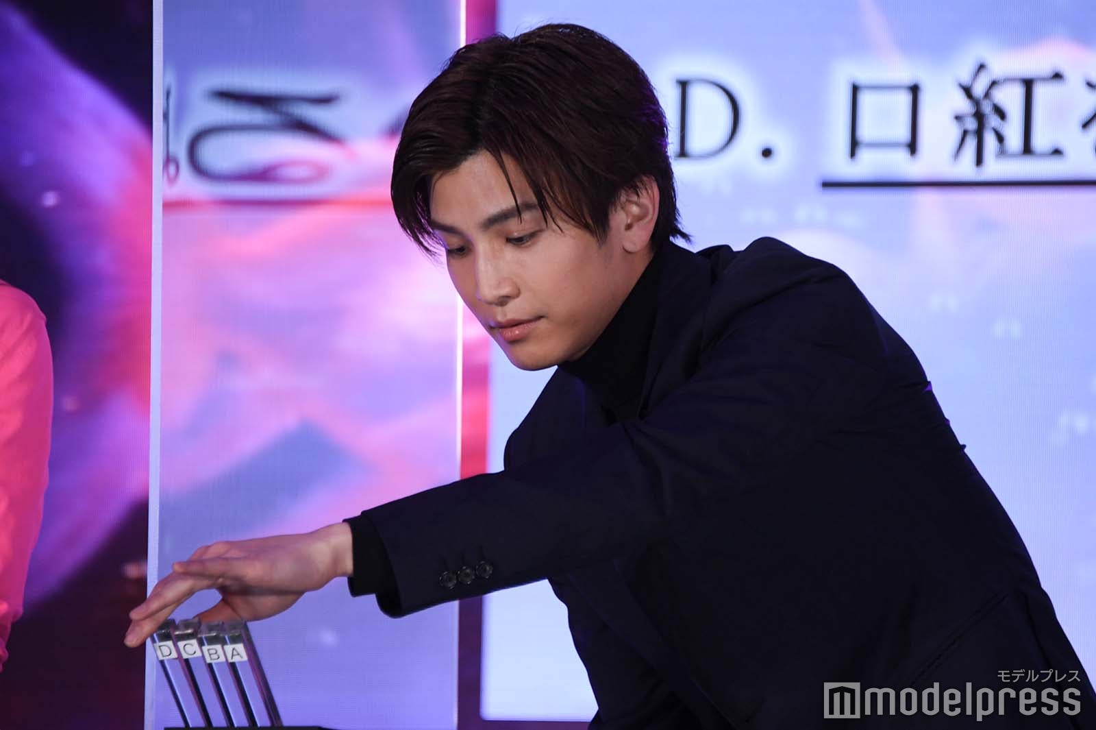 「金魚妻」心理テストの回答を選ぶ岩田剛典 （C）モデルプレス