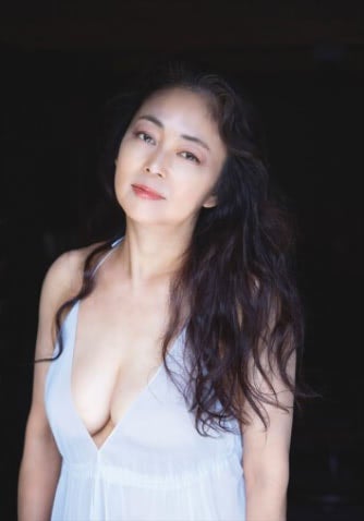 中島知子が『FRIDAY』で黒ビキニの官能ショットに挑戦、51歳完熟グラビアに注目 - モデルプレス