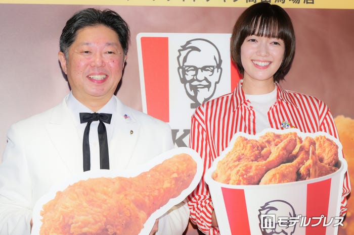 笠原一樹氏、佐藤栞里(C)モデルプレス