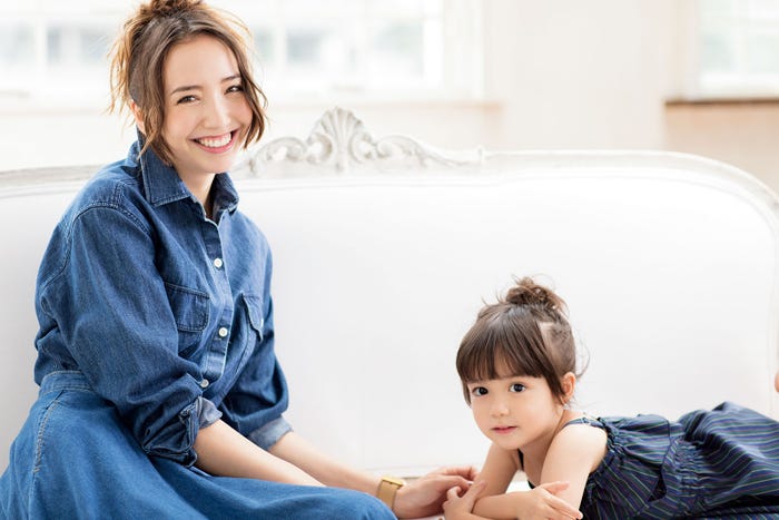 (左から)豊田エリー、スキリッパ スミレ(画像提供:セブン&アイ出版)