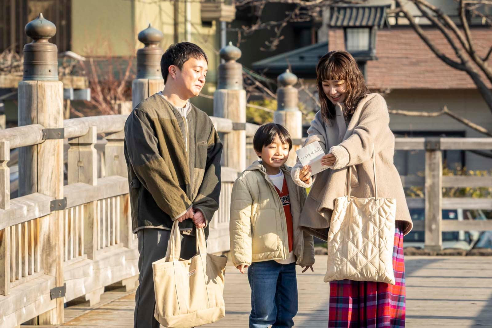 （左から）濱田岳、石塚陸翔、奈緒「春になったら」第8話より（C）カンテレ