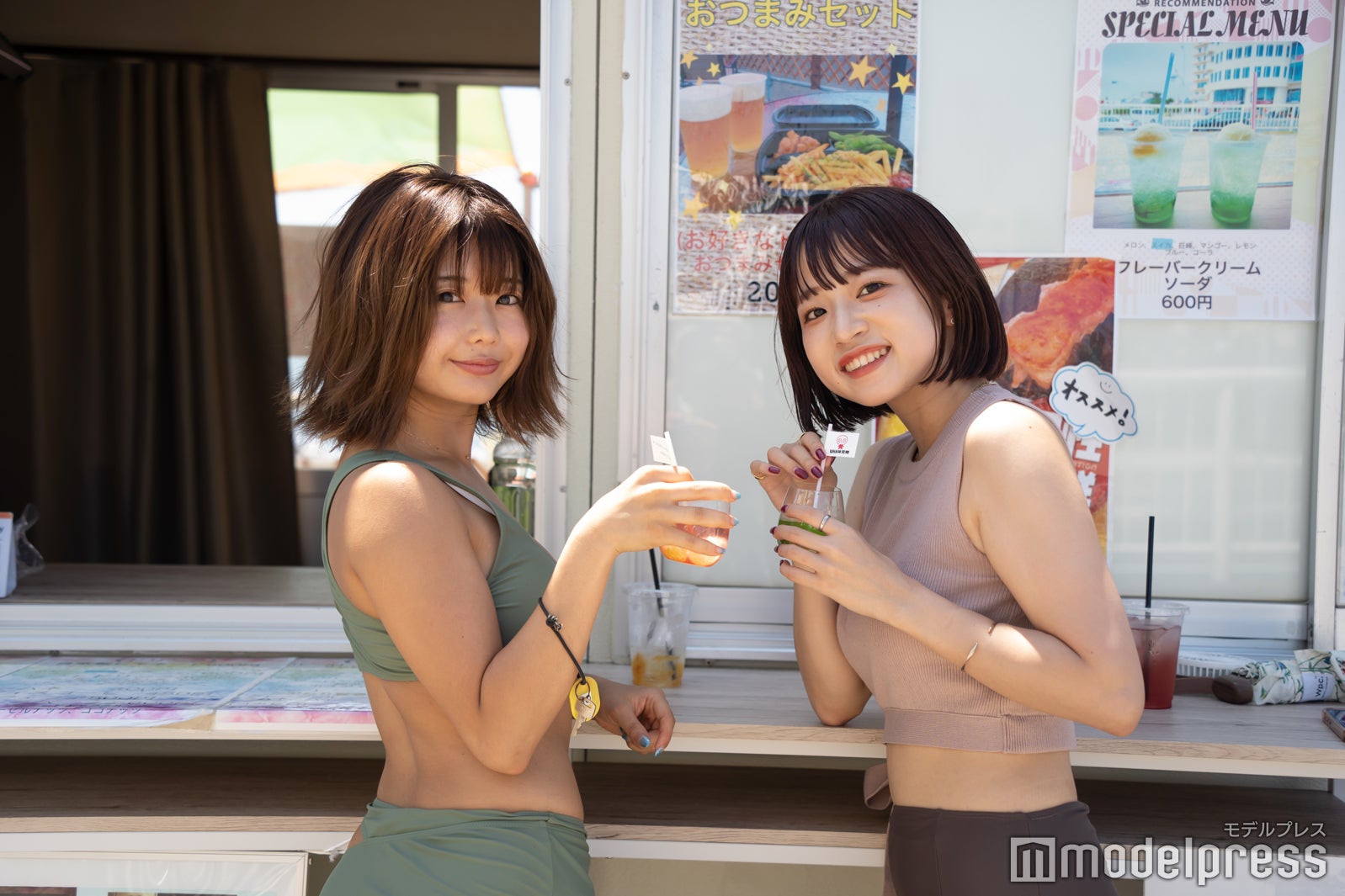 （左から）藤田もも、中村菜々（C）モデルプレス