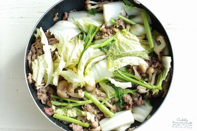 最後に春菊を加えざっと炒め合わせる 最後に春菊を加えざっと炒め合わせる