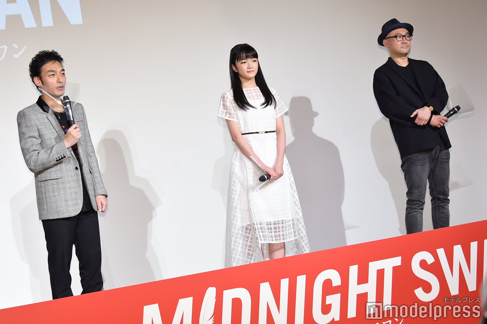 草なぎ剛、服部樹咲、内田英治監督 （C）モデルプレス