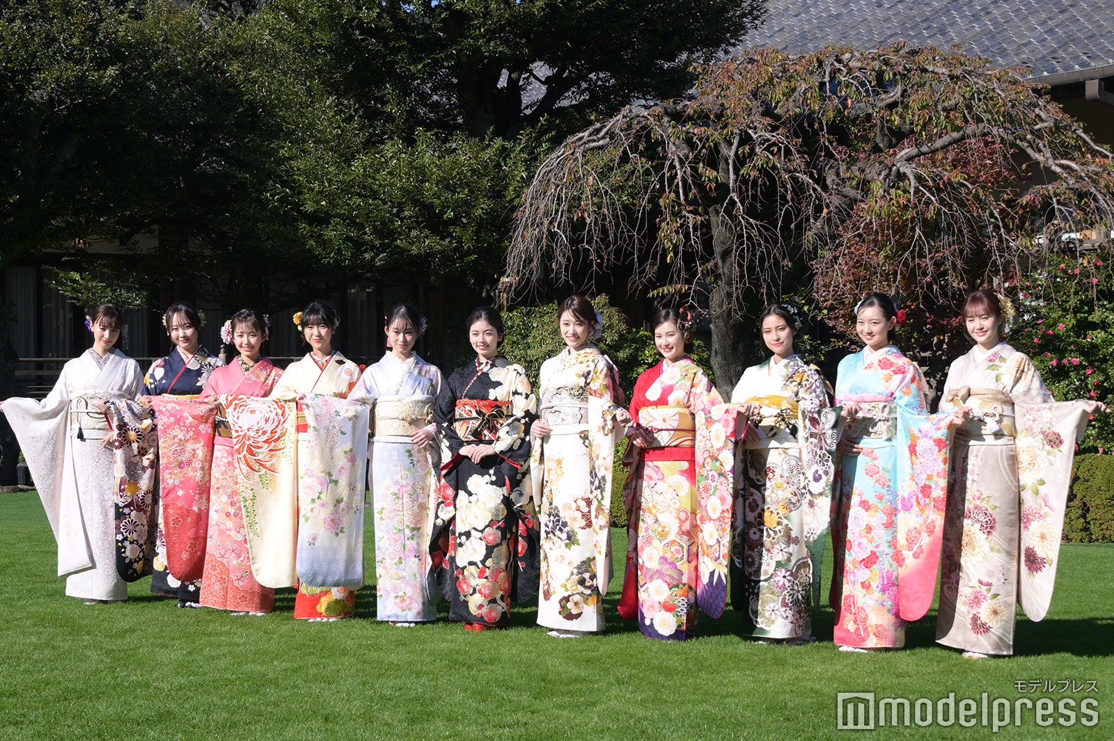 （左から）宮本茉由、本田望結、ギュナイ滝美、大角ゆき、井元彩花、小芝風花、高橋ひかる、井頭愛海、玉田志織、近藤ゆら、尾碕真花（C）モデルプレス