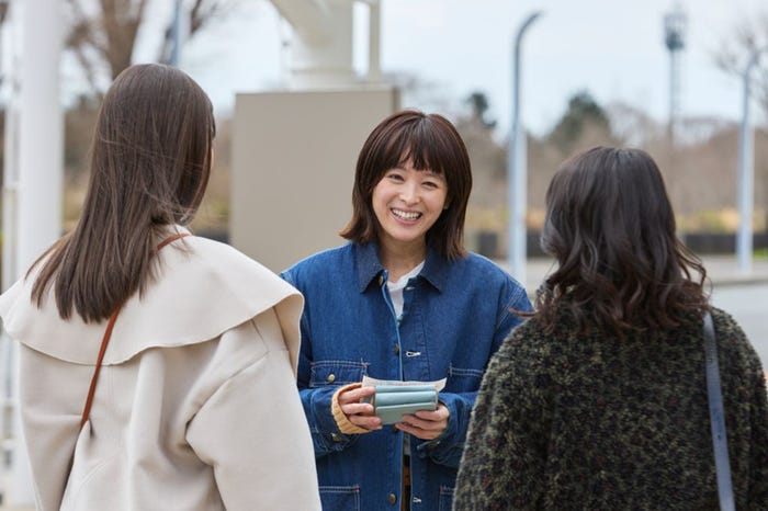 生見愛瑠、清野菜名、岸井ゆきの「日曜の夜ぐらいは…」第2話より(C)ABCテレビ