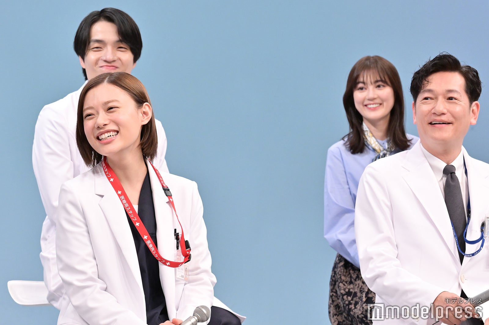 （後列左から）岡山天音、生田絵梨花（前列左から）杉咲花、井浦新（C）モデルプレス