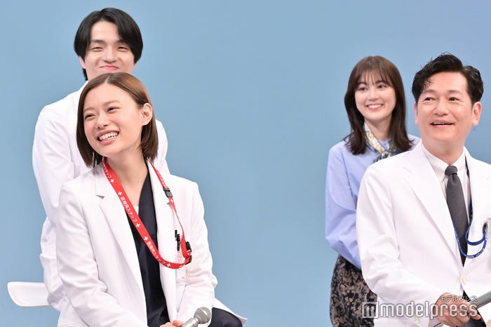 (後列左から)岡山天音、生田絵梨花(前列左から)杉咲花、井浦新(C)モデルプレス